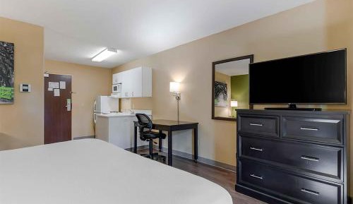 Studio Queen Room - Non-Smoking