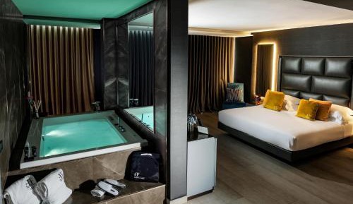 King Suite with Spa Bath and Sea View