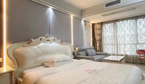 One-Bedroom Apartment with Lake View