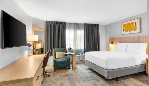 Queen Studio Suite with Bathtub - Mobility Accessible