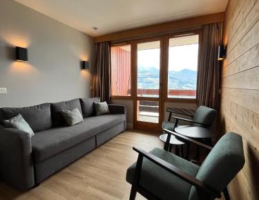 Apartment with Mountain View
