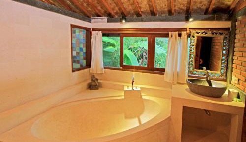 Family Bungalow with Bathtub
