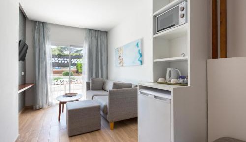 Premium Suite  (2 Adults + 2 Children)