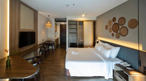 Deluxe Room with Mountain View Balcony