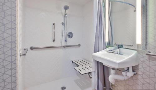 Double Room with Two Double Beds / Roll In Shower - Non Smoking 