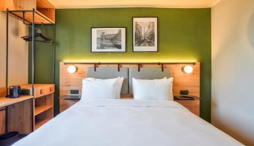 Superior Room - 1 Queen Bed