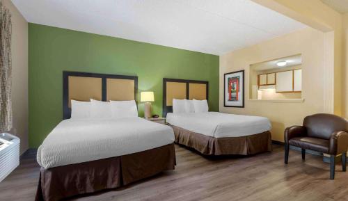 Deluxe Studio with Two Queen Beds - Non-Smoking