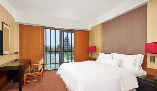 Pagoda Room, Club lounge access, Guest room, 1 King