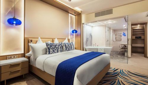Deluxe Room, Guest room, 1 King, Partial sea view, Balcony