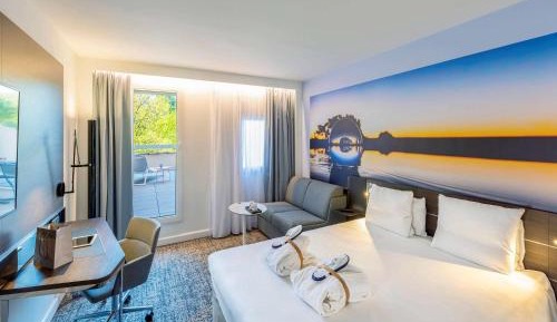 Executive Room with Queen Bed and Sofa