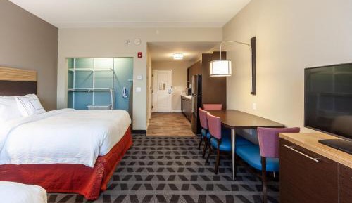 Studio with Two Queen Beds and Adapted Tub - Mobility and Hearing Accessible
