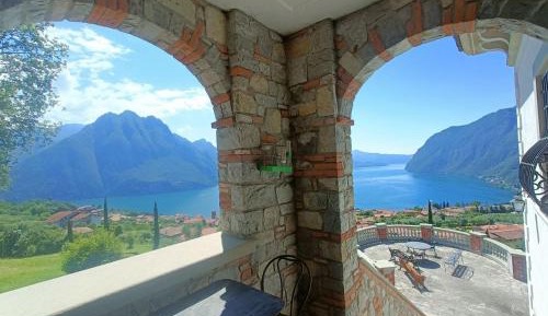 Family Room with Lake View