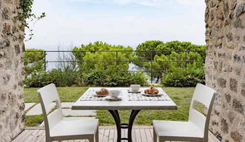 One-Bedroom Apartment with Private Garden and Sea View
