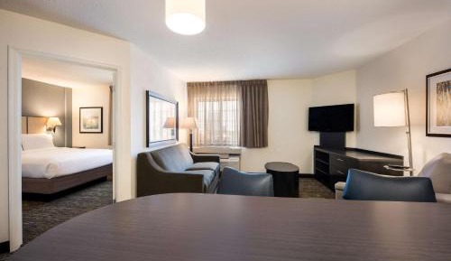One-Bedroom Queen Suite with Roll-In Shower - Mobility/Hearing Accessible