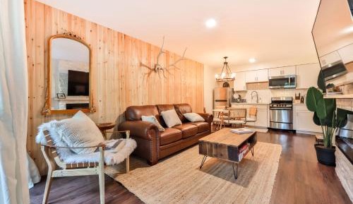 Apartment with Mountain View