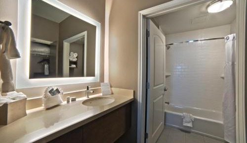 One-Bedroom Queen Room with Hearing Mobility Accessible Tub - Non-Smoking
