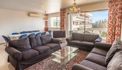 5 Bedrooms Apartment