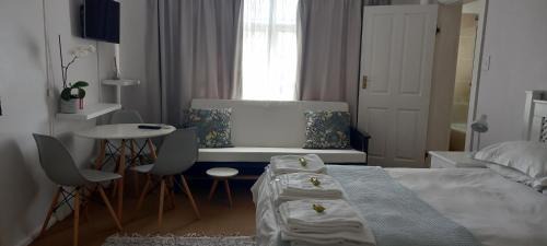 Deluxe Double Room with Side Sea View
