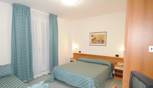 Large One-Bedroom Apartment (6 Adults)