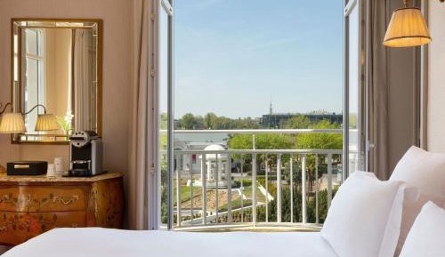 Deluxe Room with balcony Lake Side with Casino & Spa Access