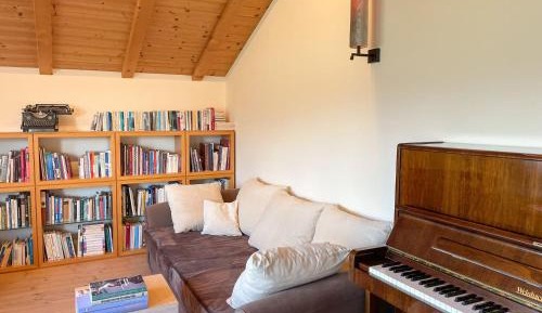 Apartment with Mountain View