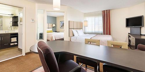 One-Bedroom Suite Two Queens