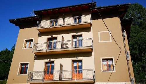 One-Bedroom Apartment with Balcony and Mountain View  
