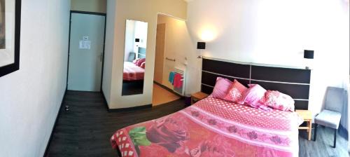 King Room with Roll-In Shower - Disability Access