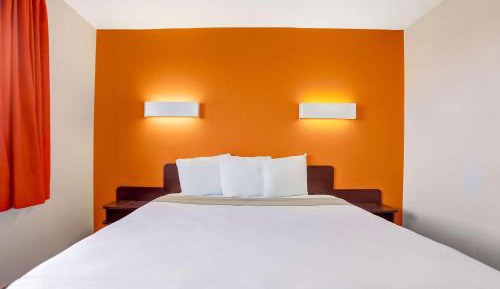 Deluxe King Room - Non-Smoking