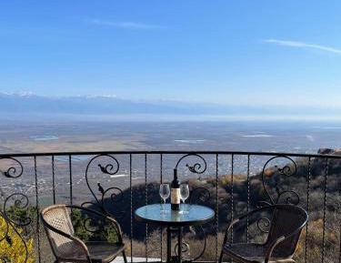 Apartment with Mountain View