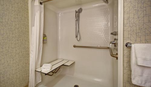 King Room - Mobility Access/Roll in Shower - Non-Smoking