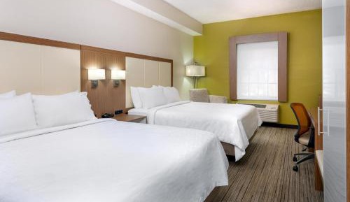 Standard Queen Room with Two Queen Beds and Mobility Accessible Tub
