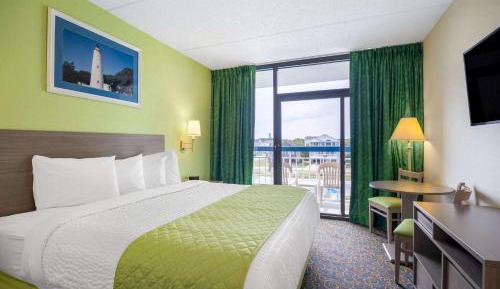 King Room with Pool View - Non-Smoking