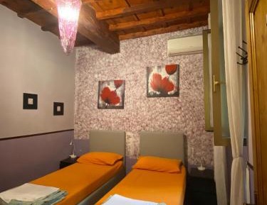 Standard Twin Room with Shared Bathroom