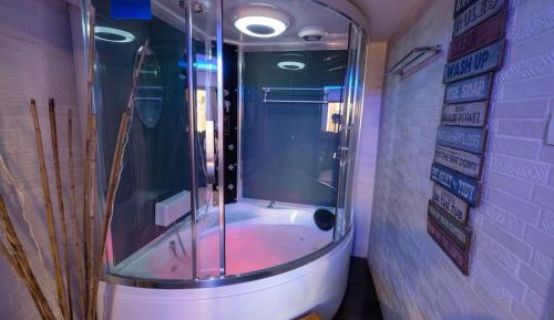 Luxury Suite with Jacuzzi