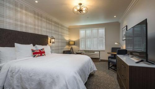 King Room with Roll-In Shower - Disability Access