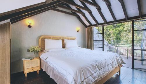 Yunnan Family Room with Terrace