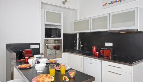 Deluxe One-Bedroom Apartment