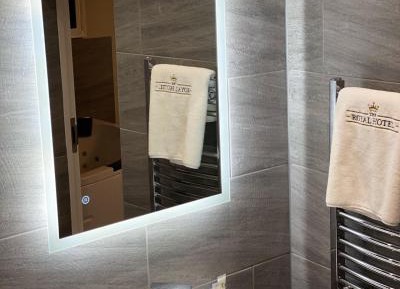 The Empress Jacuzzi Quarters - Executive Sea View Room