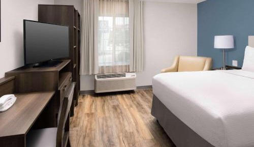 Queen Room  with Roll-In Shower - Disability Access/Non-Smoking