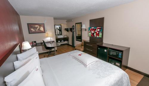 Premium King Room Smoke Free (Upgraded Bedding & Snack)