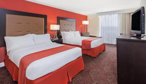 Standard Queen Room with Two Queen Beds and Mobility Accessible Tub
