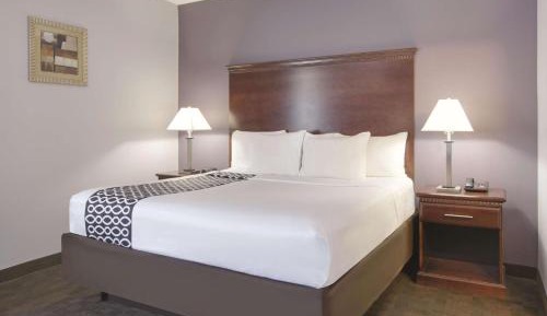 King Suite with Bath Tub - Mobility/Hearing Accessible - Non-Smoking