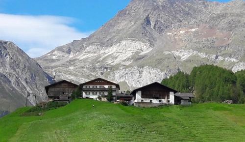 Apartment with Mountain View