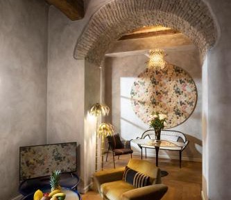 Suite with Courtyard View