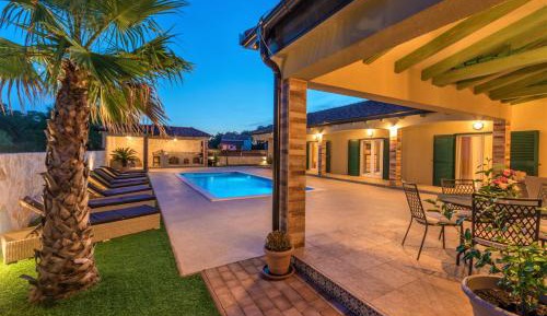 Villa with Garden View