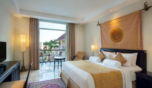 Deluxe Legacy King Room with Pool View