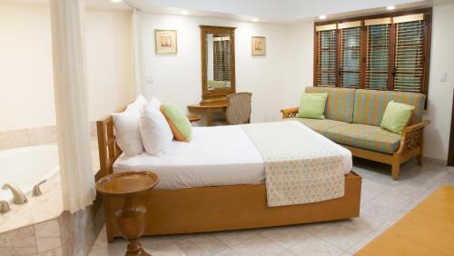 Queen Studio with Spa Bath
