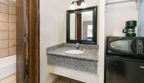King Room with Roll-In Shower - Mobility/Hearing Accessible - Non-Smoking
