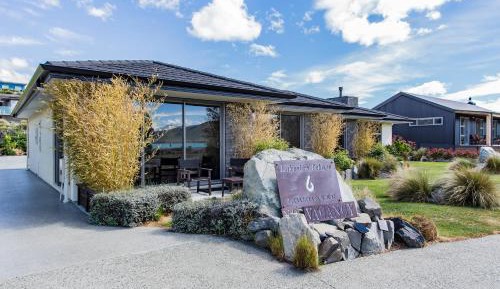 Superior Studio with Lake and Mountain View 